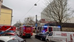 Die Berufsfeuerwehr rückte vorsorglich mit 16 Fahrzeugen zu dem Klinikgebäude aus. Der Einsatz ...