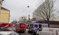 Die Berufsfeuerwehr rückte vorsorglich mit 16 Fahrzeugen zu dem Klinikgebäude aus. Der Einsatz ...