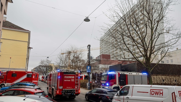 Die Berufsfeuerwehr rückte vorsorglich mit 16 Fahrzeugen zu dem Klinikgebäude aus. Der Einsatz ...