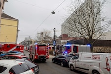 Die Berufsfeuerwehr rückte vorsorglich mit 16 Fahrzeugen zu dem Klinikgebäude aus. Der Einsatz ...