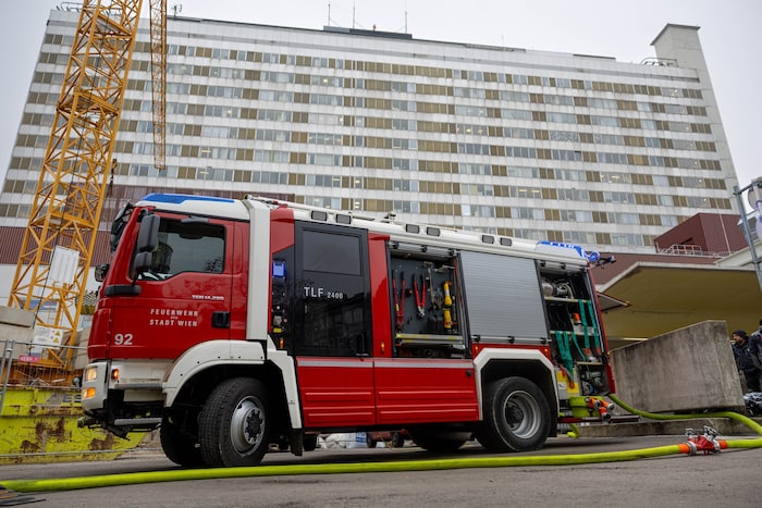 Mit 16 Fahrzeugen rückte die Feuerwehr zur Klinik Lanstraße aus.