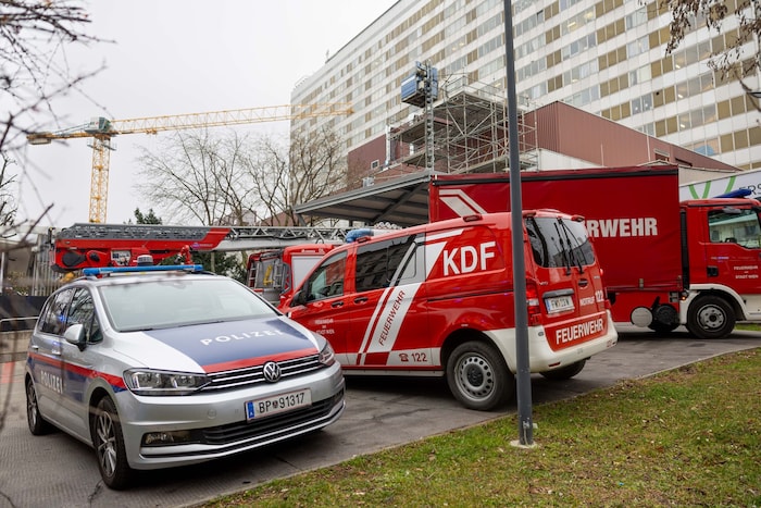 Die Feuerwehr rückte mit 16 Fahrzeugen aus, um den Brand zu löschen.