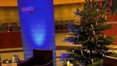 Die Verwaltung des Düsseldorfer Landtags hat einen Weihnachtsbaum der AfD aus dem Plenarsaal ...