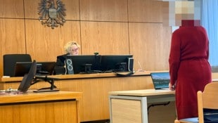 Die adrette Seniorin wollte sich vor der Richterin nicht hinsetzen.