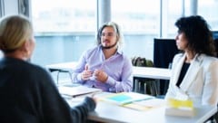 Johannes B. mit Arbeitsrechtsexpertin Filiz Yurdakul von der Arbeiterkammer im Gespräch mit der ...