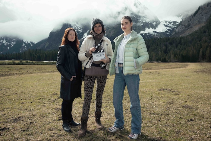 Das Trio Lavinia Wilson, Saralisa Volm und Philine Schmölzer (v.l.) drehten „Der Garmisch ...