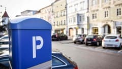 Noch kontrollieren Parksheriffs die Welser Innenstadt, ab 2028 wird das ein Auto erledigen.