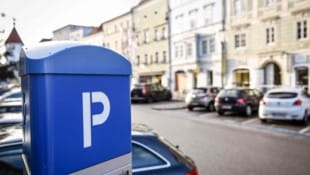 Noch kontrollieren Parksheriffs die Welser Innenstadt, ab 2028 wird das ein Auto erledigen.