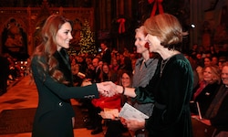 Nähe statt Distanz: Kate im Gespräch mit Besuchern ihres Weihnachtskonzerts.