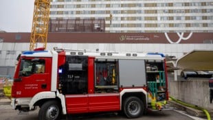 Alarmstufe 3 in der Klinik Landstraße nach einem Brand – die Feuerwehr rückte mit 16 Fahrzeugen ...