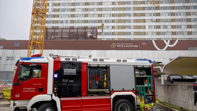 Alarmstufe 3 in der Klinik Landstraße nach einem Brand – die Feuerwehr rückte mit 16 Fahrzeugen ...