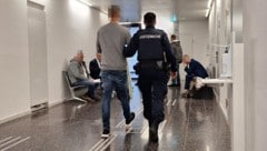 Der Angeklagte am Landesgericht Eisenstadt auf dem Weg zum Schuldspruch.