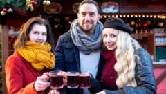 Ein Glühwein oder Punsch am Weihnachtsmarkt gehört für viele Besucher einfach dazu.