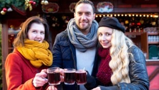 Ein Glühwein oder Punsch am Weihnachtsmarkt gehört für viele Besucher einfach dazu.