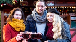 Ein Glühwein oder Punsch am Weihnachtsmarkt gehört für viele Besucher einfach dazu.