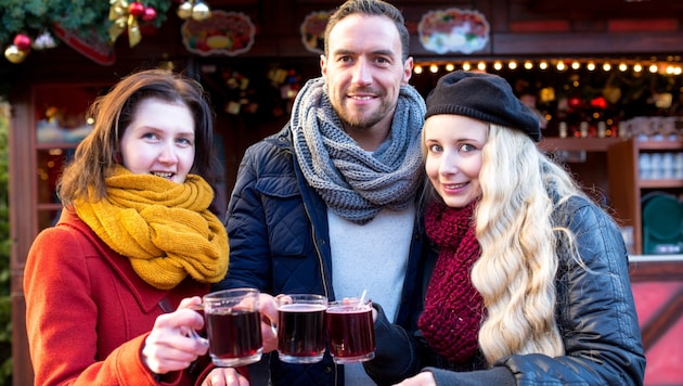 Ein Glühwein oder Punsch am Weihnachtsmarkt gehört für viele Besucher einfach dazu.
