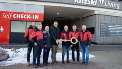Anton Bodner (2. v. li.) und Christian Wörister (re.) von KitzSki bei der Eröffnung des neuen ...