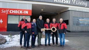Anton Bodner (2. v. li.) und Christian Wörister (re.) von KitzSki bei der Eröffnung des neuen ...