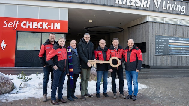 Anton Bodner (2. v. li.) und Christian Wörister (re.) von KitzSki bei der Eröffnung des neuen ...