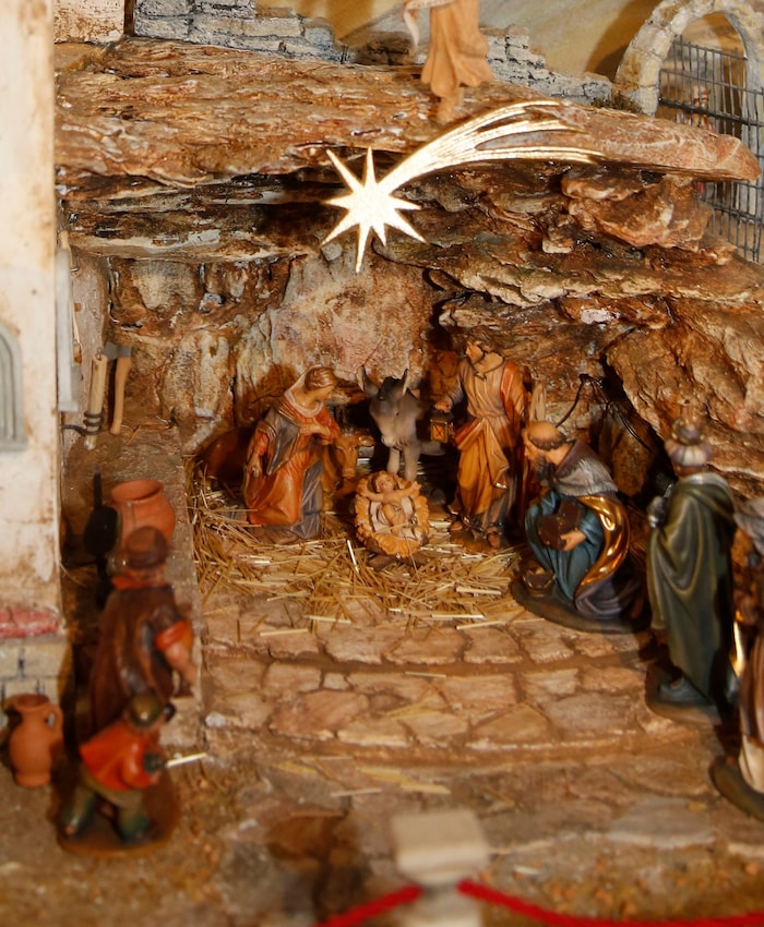 In unzähligen Arbeitsstunden entstehen kleine Weihnachtswunder, die in der Adventzeit bestaunt ...