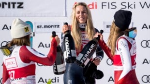 EPA/CLAUDIO THOMA Lindsey Vonn (M.) feierte in St. Moritz ihren Comebacksieg mit gleich zwei Österreicherinnen! ...