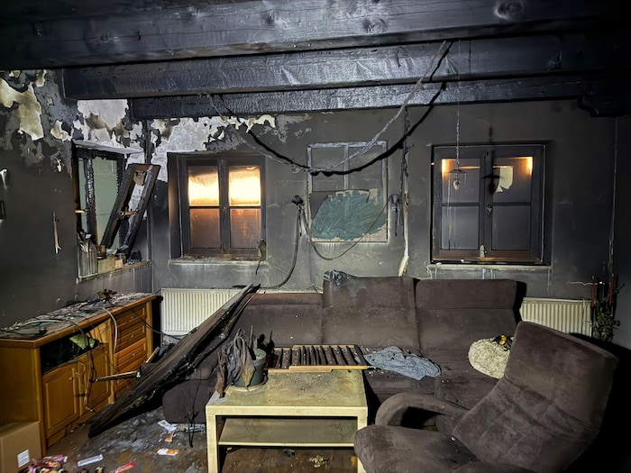 So sieht es seit dem katastrophalen Brand im eigentlichen Wohnzimmer der Prammingers aus, und . ...