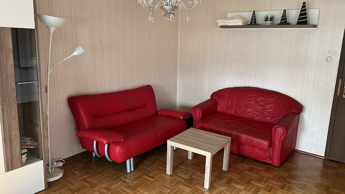 . . . so sieht das durch Spenden möblierte Wohnzimmer im Ersatzquartier aus.