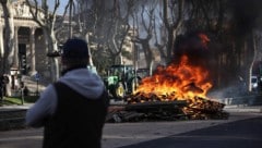 Brennende Barrieren und blockierte Straßen und Autobahnen: In Frankreich protestieren einmal ...