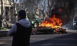 Brennende Barrieren und blockierte Straßen und Autobahnen: In Frankreich protestieren einmal ...