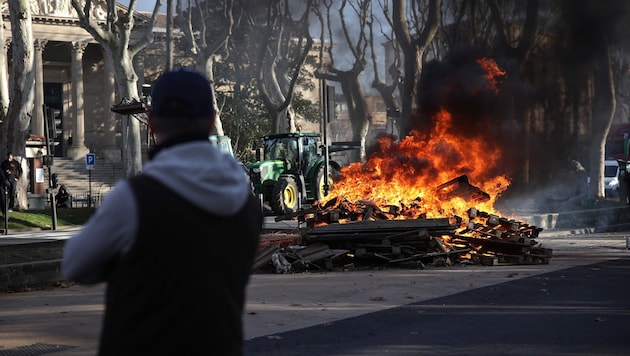 Brennende Barrieren und blockierte Straßen und Autobahnen: In Frankreich protestieren einmal ...
