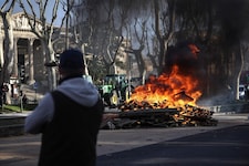Brennende Barrieren und blockierte Straßen und Autobahnen: In Frankreich protestieren einmal ...