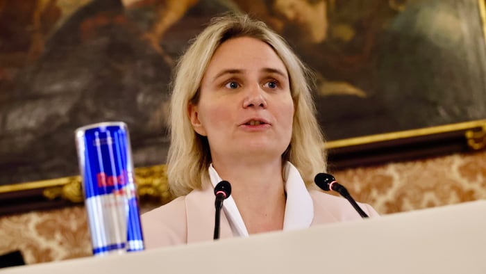 Martina Kaufmann stellte eine Dose Red Bull aufs Rednerpult.