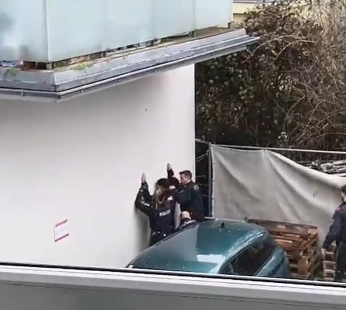 Einer der Verdächtigen versuchte zu flüchten, kam jedoch nicht weit. Die Polizei nahm ihn an Ort ...