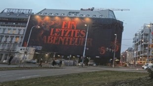 Martin A. Jöchl Wer nicht genau hinschaut, übersieht ihn völlig: Der Christbaum verschwindet im Grau des Gürtels ...