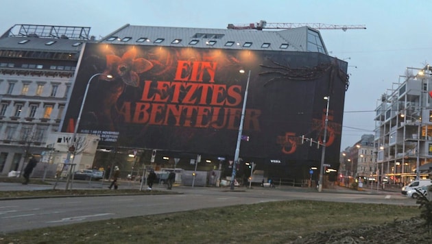 Wer nicht genau hinschaut, übersieht ihn völlig: Der Christbaum verschwindet im Grau des Gürtels ...