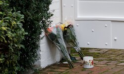 Blumen und eine Kerze vor dem Haus von Rob Reiner und seiner Frau