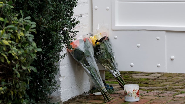 Blumen und eine Kerze vor dem Haus von Rob Reiner und seiner Frau