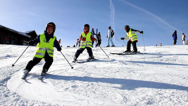 Kinder und Jugendliche dürfen sich in ganz Tirol wieder auf kostengünstige Schulskitage und ...