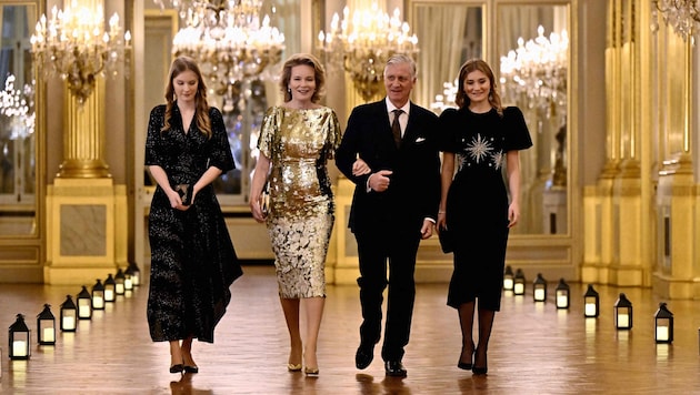 Gold, Glitzer & Sterne! Kronprinzessin Elisabeth (r.) strahlt an der Seite von König Philippe ...