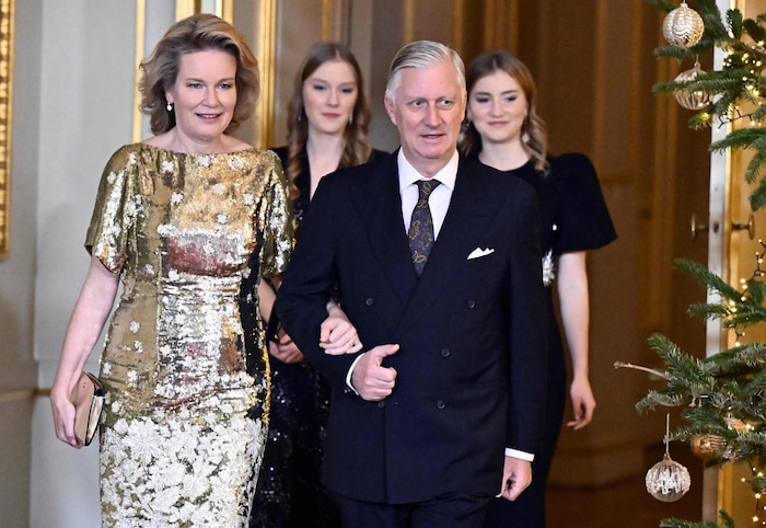 Das belgische Königspaar mit den Töchtern auf dem Weg zum Konzert.