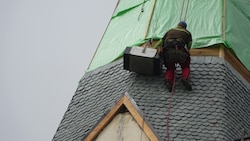 Mit einem Kasten voller Steinplattln – Steinschindeln für einen Quadratmeter Dachfläche wiegen ...