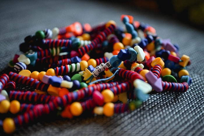 Über 500 Perlen sind auf der Kette von Luis.