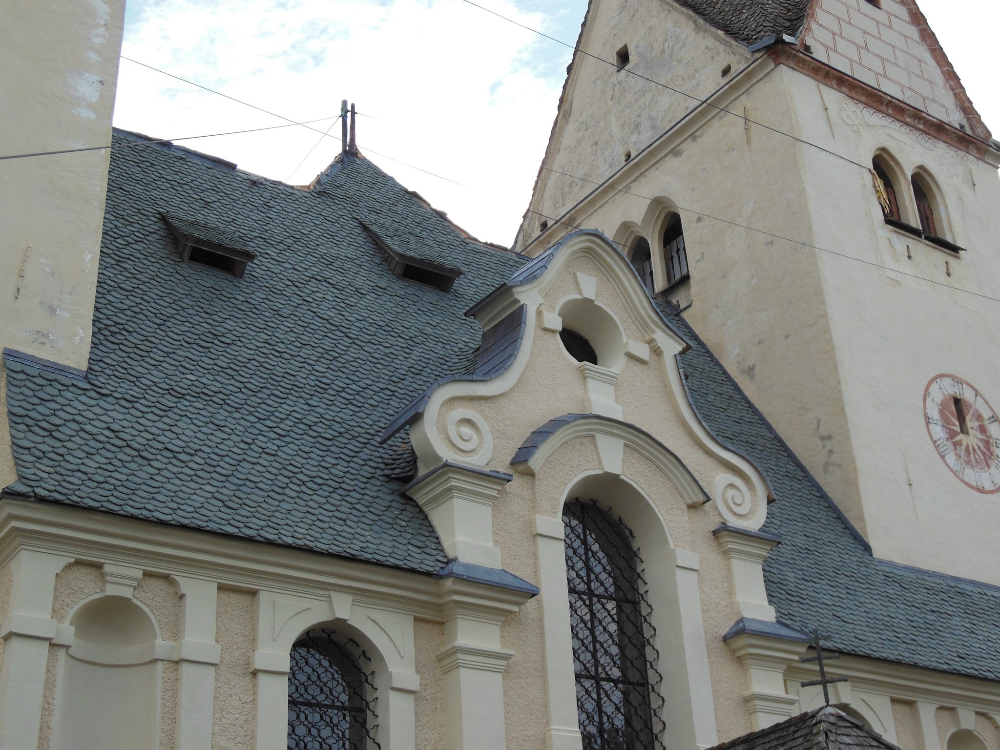 Die Pfarrkirche in Diex mit neuem Steinschindldach.