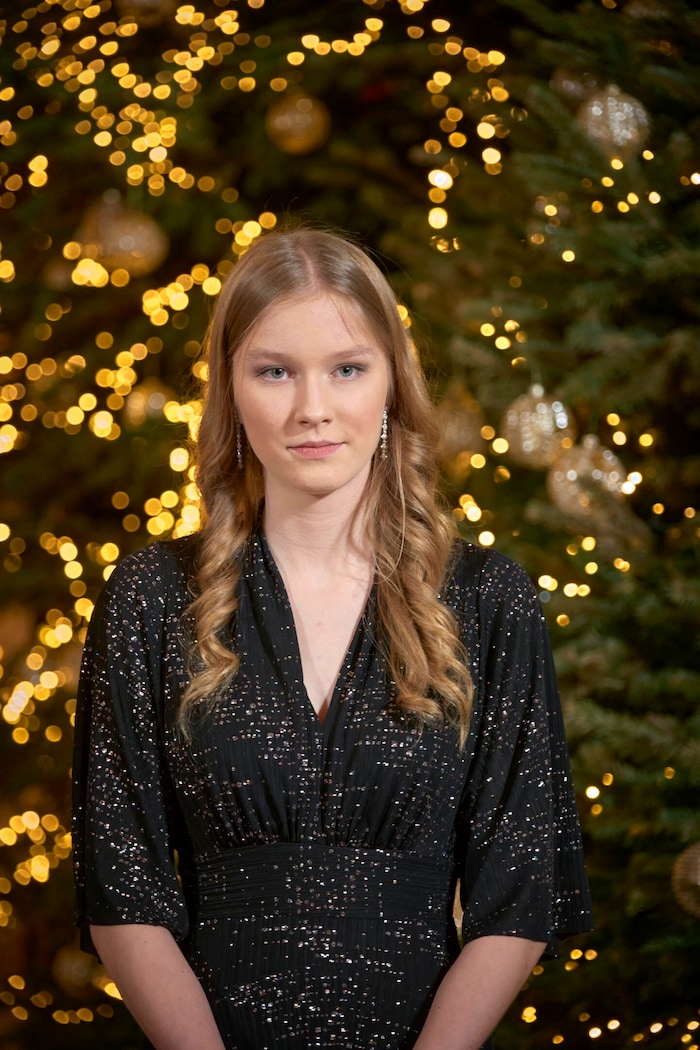 Prinzessin Eleonore glitzerte vorm Weihnachtsbaum