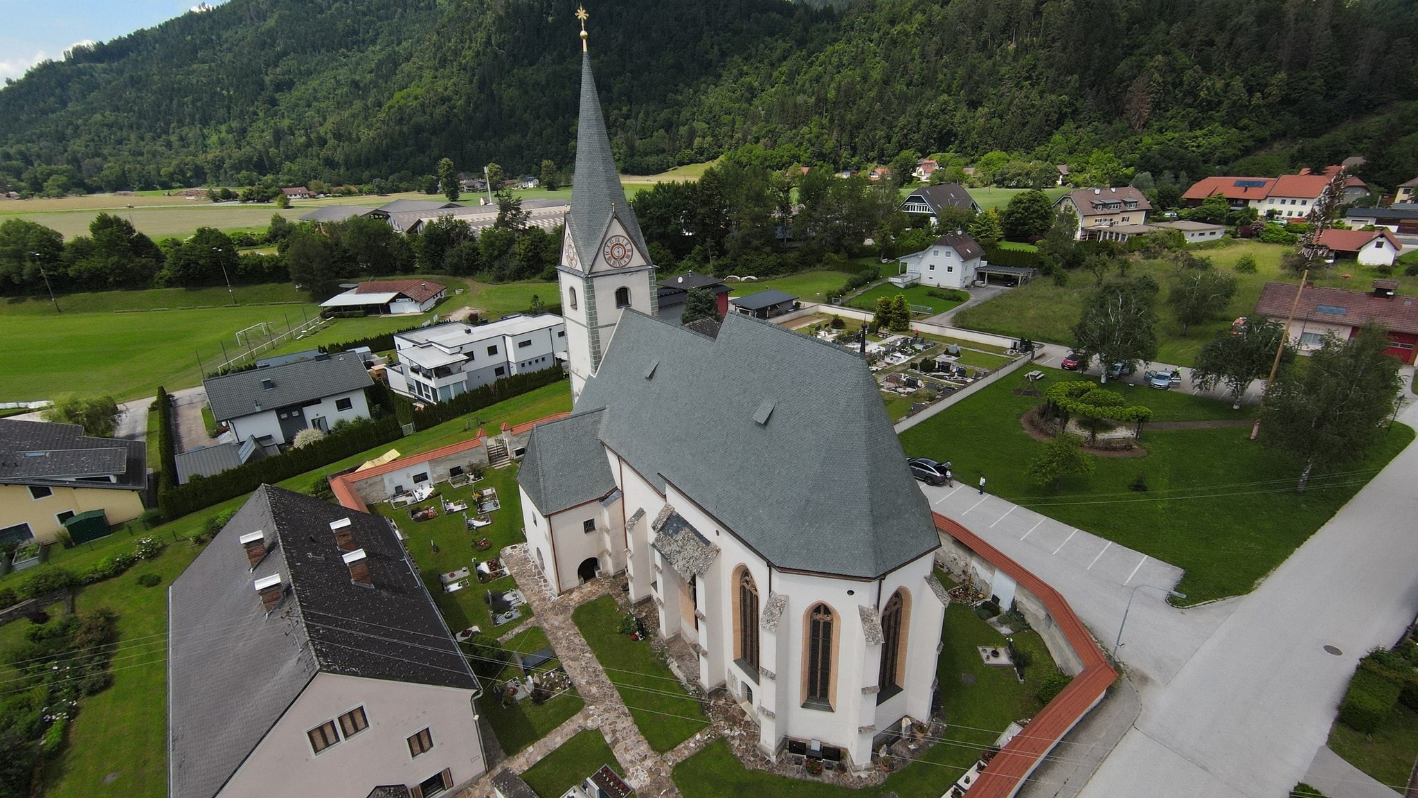 Die Kirche von Haimburg von oben: Mit Drohnenfotografiert und vermisst die Firma Greil die ...