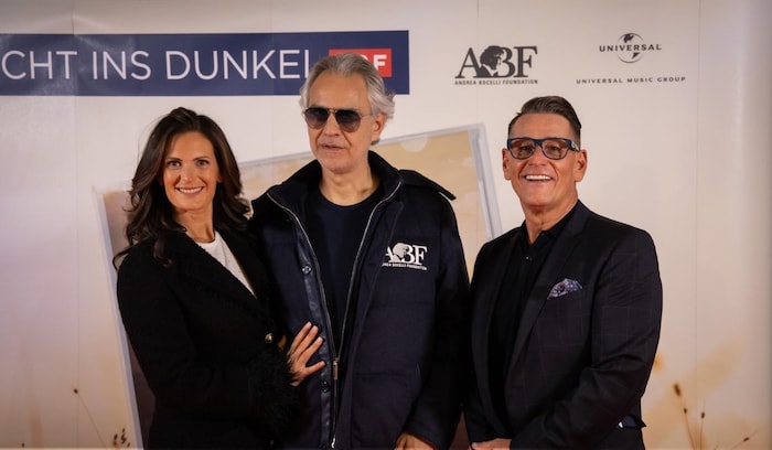 Andrea Bocelli mit Ehefrau Veronica Berti und dem Top-Veranstalter Klaus Leutgeb, der den Star ...