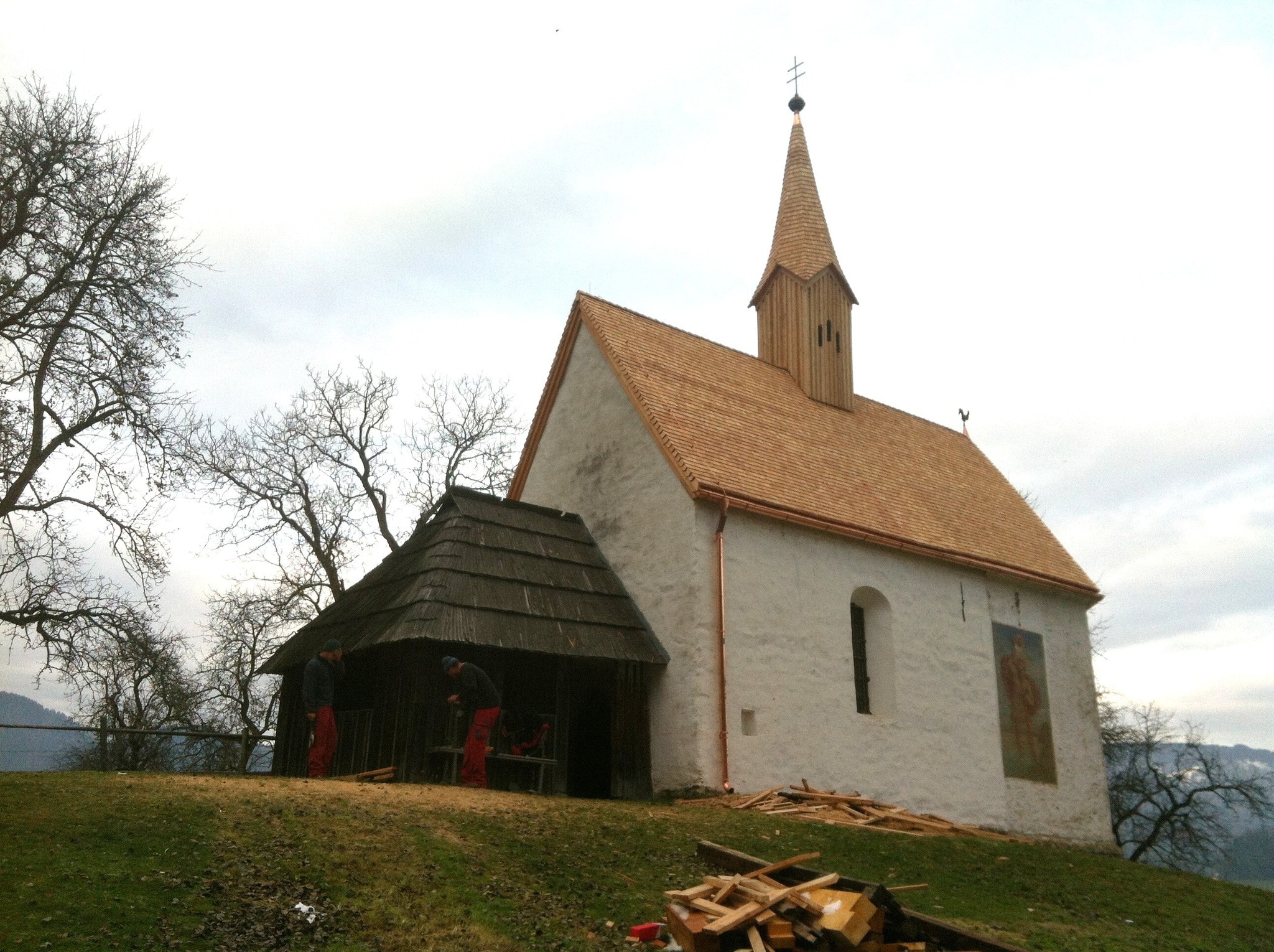 Lärchenschindeln schützen die Filialkirche hl. Leonhard in Kremschitz bei Völkermarkt.