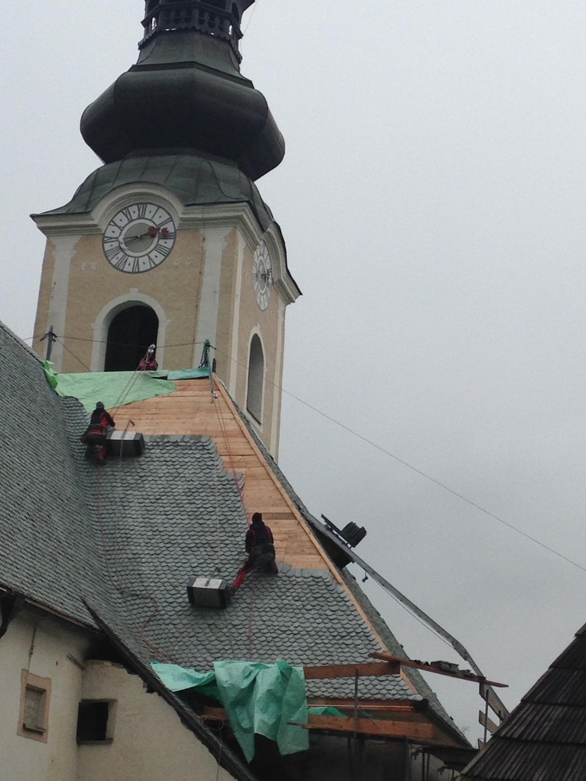 Die Mitarbeiter der Firma Greil beim Eindecken der Pfarrkirche Sankt Stefan am Krappfeld mit ...