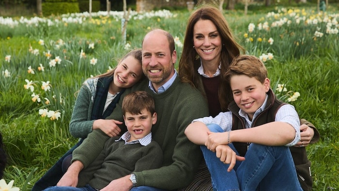 Prinzessin Kate mit Prinz William und ihren Kindern Charlotte Louis und George.