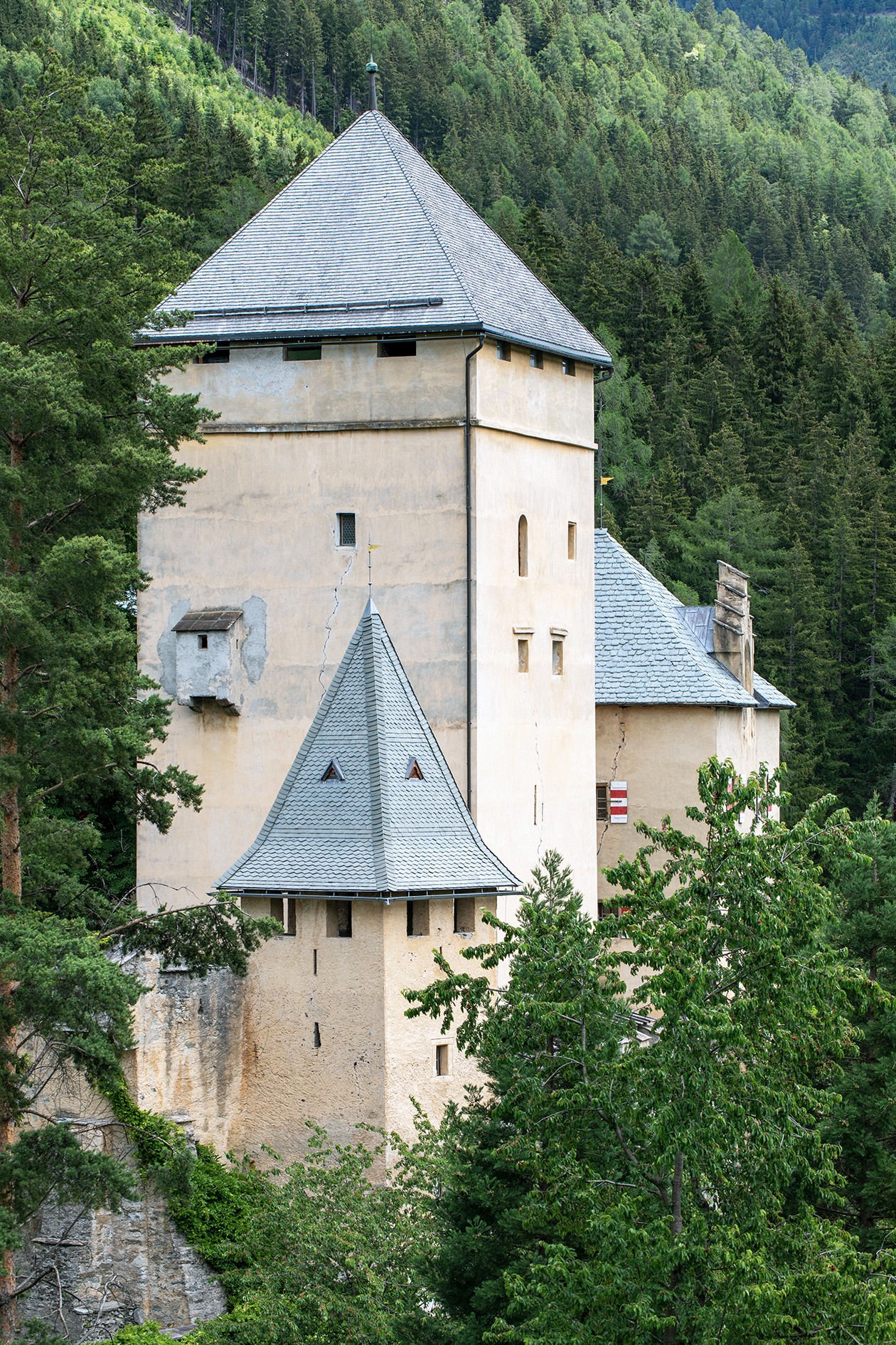 Burg Groppenstein: Am großen Turm ein Holzschindeldach, am kleinen Türmchen Steinplattln.